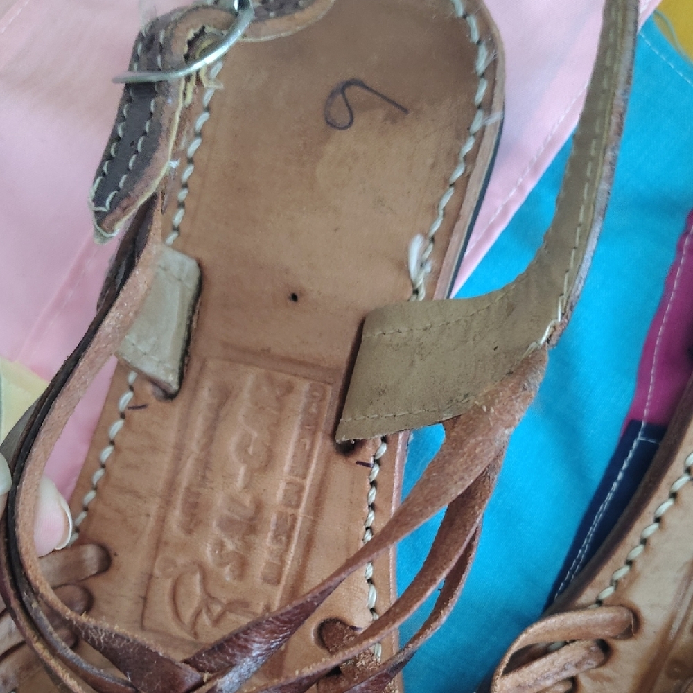 Elegant Brown Woven Sandals - Picture 4 of 8